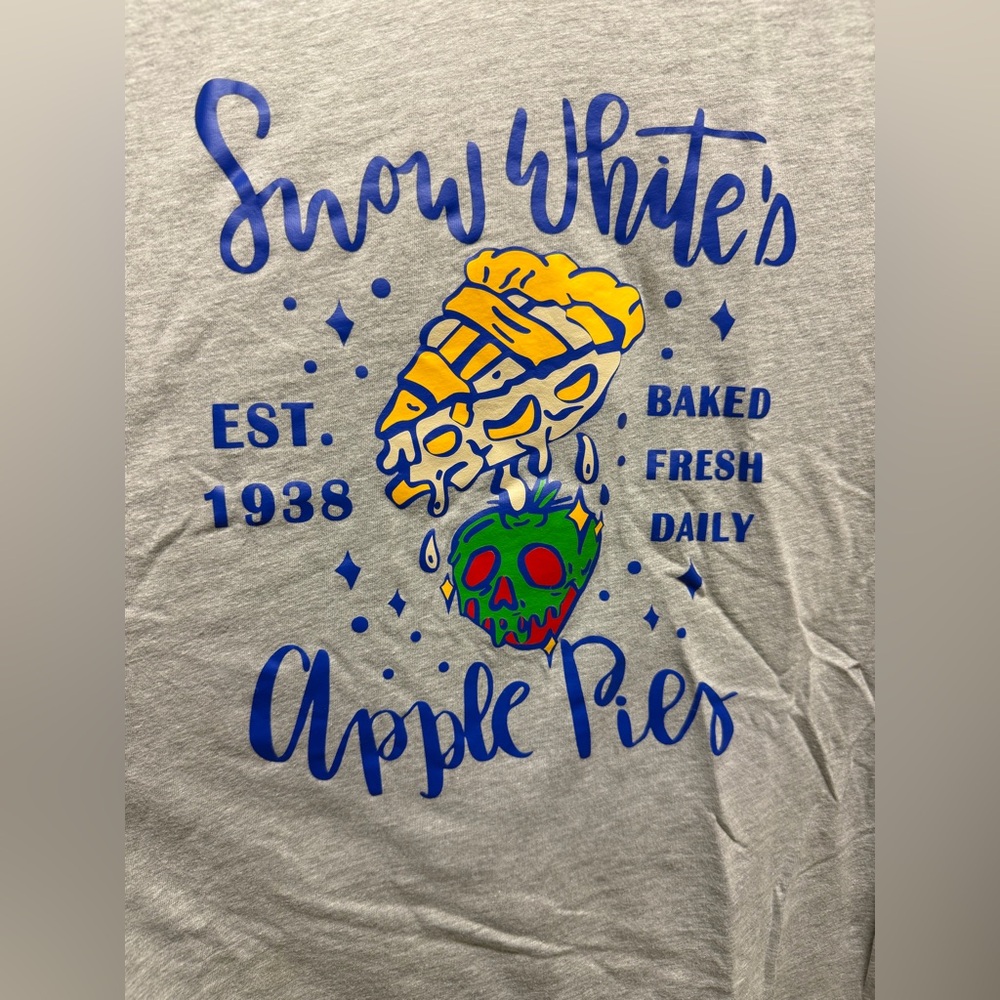 Disney snow white apple v-neck tshirt size L - Picture 2 of 4